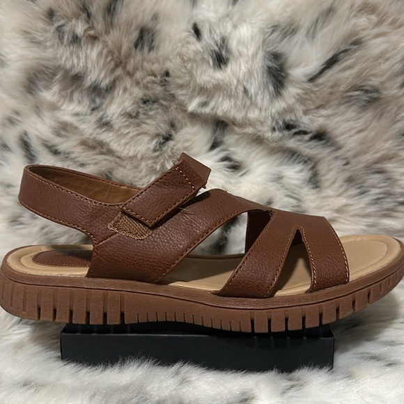 Euro Soft 7 1/2 Wide cushioned sole sandals with Velcro closure - Picture 2 of 5